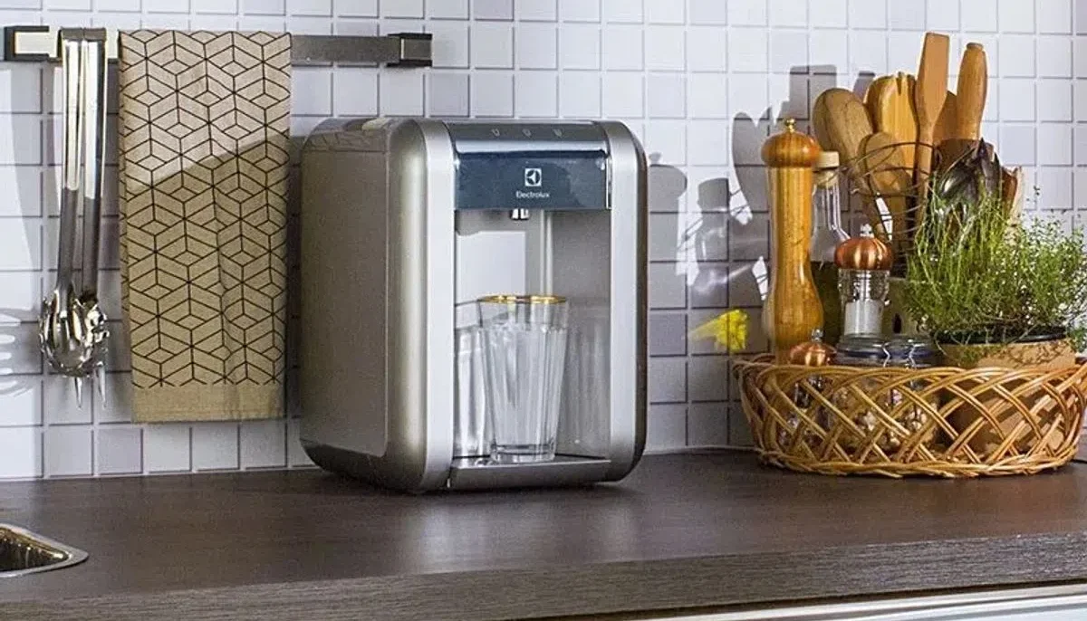 Purificador de água Electrolux PE11X na bancada