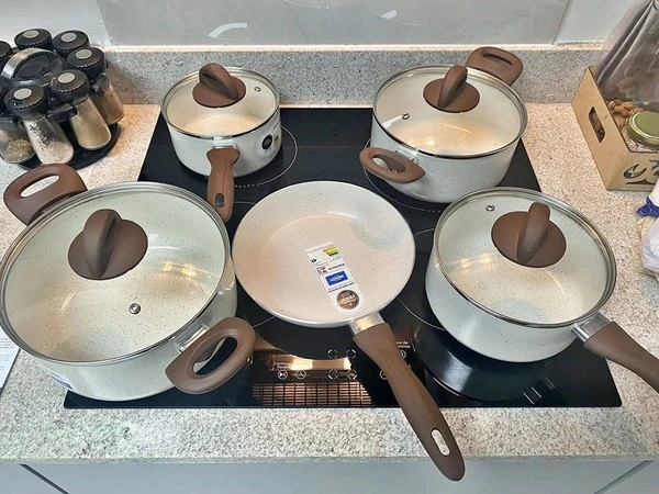 Jogo de Panelas 5 Pcs Granada com Indução ambientado